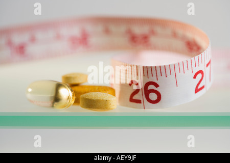 Nahaufnahme von Pillen und Maßband Stockfoto