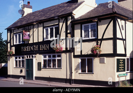 Bridge Inn: Traditionelle Narrowboating Pub und Restaurant neben dem Shropshire-Union-Kanal bei Brewood, Staffordshire, England Stockfoto