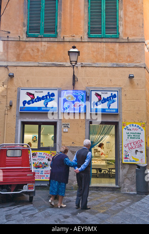 Paar zu Fuß zum Pescheria Pisa-Toskana-Italien Stockfoto