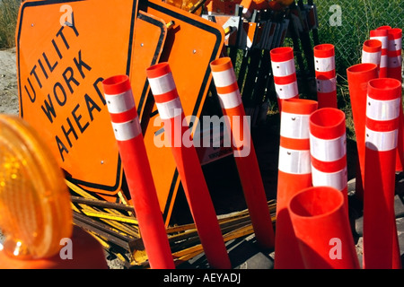 Eine Gruppe von amerikanischen Straßen und Verkehrszeichen und Markierungen entlang einer Straße in Utah, USA. Stockfoto