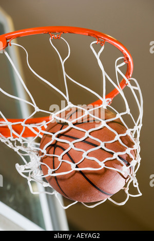 Nahaufnahme von Basketball in Reifen Stockfoto