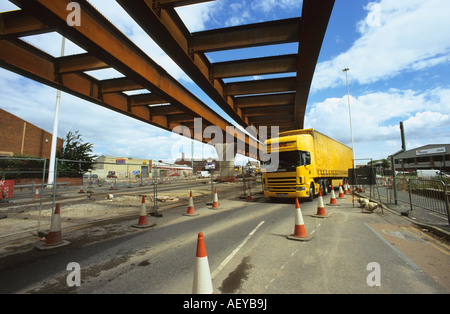 LKW Reisen unter Straßenbau für neue Überführung Straßenbrücke über den Fluss Aire am südlichen Punkt Leeds Yorkshire uk Stockfoto