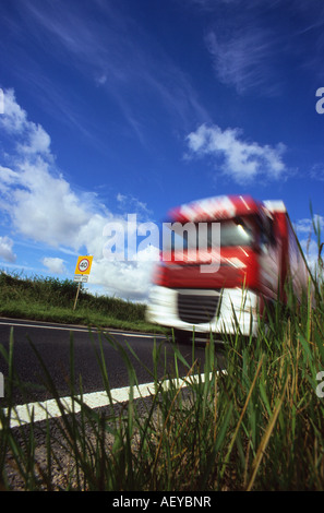 Würmer Augen-Blick auf LKW Reisen entlang Land Straße Leeds Yorkshire uk Stockfoto