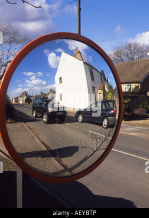 Sicherheitsspiegel Weitwinkel Straße gerne Fahrer kommen aus Einfahrt auf der Hauptstraße durch die Ortschaft uk Stockfoto