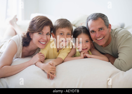 Familie auf Bett liegend Stockfoto