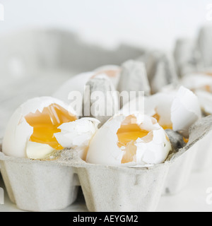 Zerbrochene Eier im Karton hautnah Stockfoto