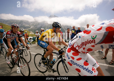 Lance Armstrong fährt auf den Berg der Col Aubisque Pyrenäen bei der Tour de France 2005 Stockfoto