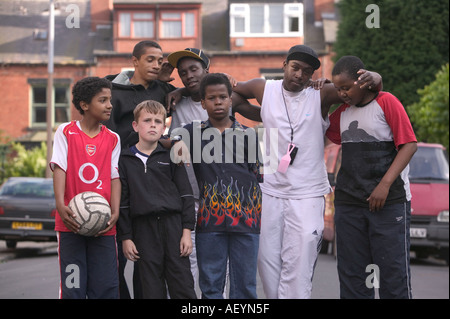 Gruppe von Mischlinge Kinder auf der Straße in Beeston Leeds Stockfoto