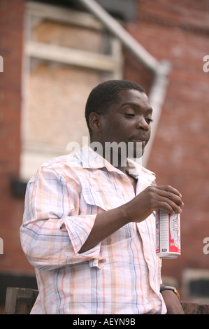 ein schwarzer Mann trinkt auf der Straße aus einer Dose Lager Beeston Leeds Stockfoto