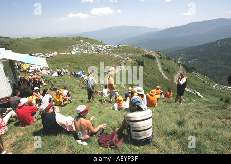 Tour de France-Fans campen auf dem Berg und warten auf ihre Radsport heros Stockfoto