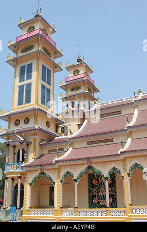 Außenansicht des Cao Dai Tempel, TAY NINH, VIETNAM Stockfoto