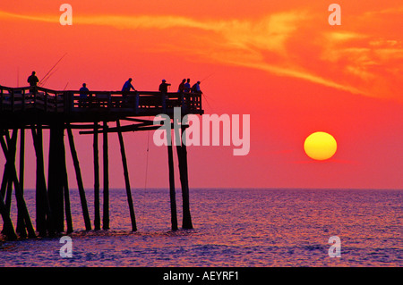 Fischer, die Silhouette am Pier bei Sonnenaufgang Stockfoto