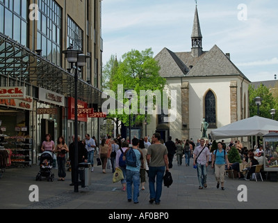 Fußgängerzone im Essener Straße Kettwiger Straße Marktkirche Marktkirche im Hintergrund Stockfoto