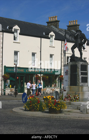 Das Diamond und Krieg Denkmal im Zentrum der Stadt Bushmills, County Antrim, Nordirland Stockfoto