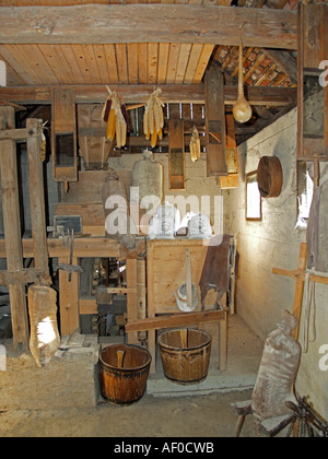 Innenansicht von einer alten Mühle mit Mehlsäcke und Maiskolben in der Blüte Parken Mozirski Gaj in der Stadt Mozirje Stockfoto