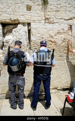 Polizisten beten an das Jammern westliche Wand Jerusalem israel Stockfoto