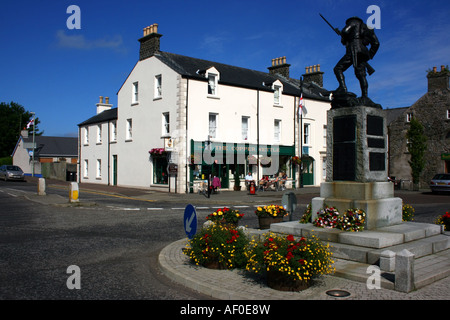 Das Diamond und Krieg Denkmal im Zentrum der Stadt Bushmills, County Antrim, Nordirland Stockfoto