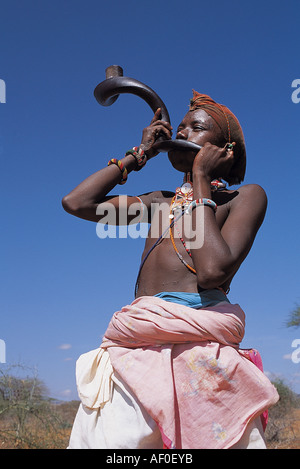 Samburu Moran junge bläst magische Horn, Kenia. Stockfoto