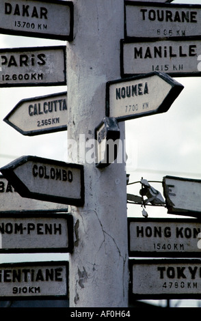 Französische konkrete Wegweiser in Vietnam mit Entfernungen zu Orten von Bedeutung für das Reich. Stockfoto