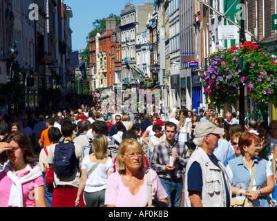 Massen von Fussgänger auf der Grafton Street in central Dublin Ireland Stockfoto