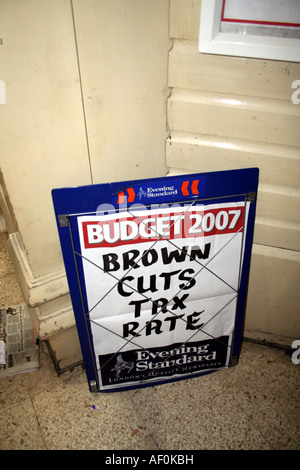 Braune Steuersenkungen Rate Zeichen in London Underground, England. Unter Bezugnahme auf Schatzkanzler Gordon Brown am Budget Tag, 21. März 2007 Stockfoto