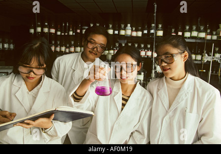junge männliche und weibliche chinesische Wissenschaftler arbeiten im Labor Stockfoto