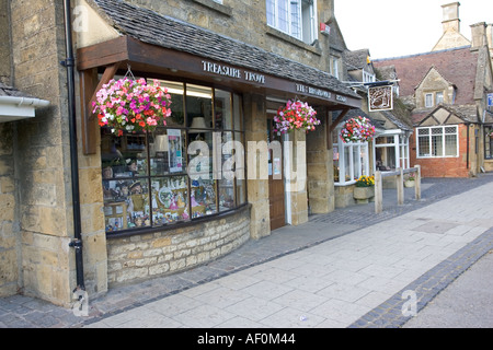 Shop mit hängenden Körben Haupt Straße Broadway Cotswolds UK Stockfoto