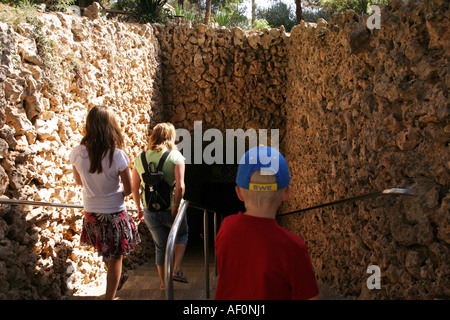 Der Eingang zum Cuevas Del Drach oder Buchten del Drac, die Grotten des Drachens, Mallorca, Spanien Stockfoto