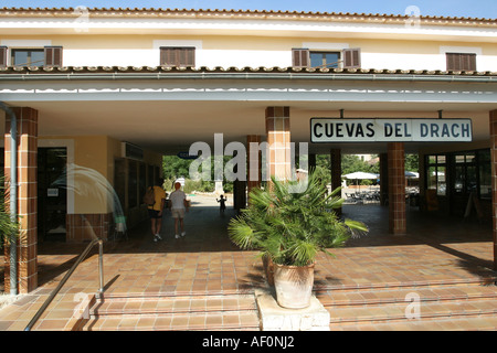 Der Eingang zum Cuevas Del Drach oder Buchten del Drac, die Grotten des Drachens, Mallorca, Spanien Stockfoto