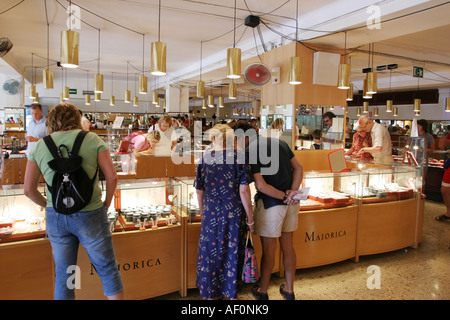 Im Inneren des Shops in Manacor, wo sie die berühmten Majorica verkaufen, Perlen Mallorca Spanien Stockfoto