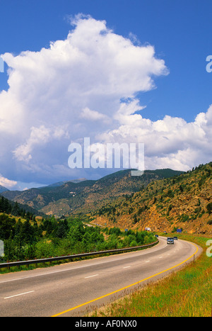 Colorado Rocky Mountain National Park Route I-70 zwischen Idaho Springs und Georgetown USA. Kurve auf dem Highway. Auto auf der Straße. Wir fahren durch Amerika. Stockfoto