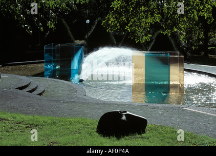 Mönchengladbach, Museum Abteiberg, Skulpturenpark, Carbage können von Jorge Pardo (1999) Und Arolsen Stück von Larry Bell (1992) Stockfoto