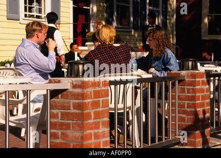 USA neue Jersey Princeton University of Campus Cafe mit Schülern auf der Nassau Street Essen Stockfoto