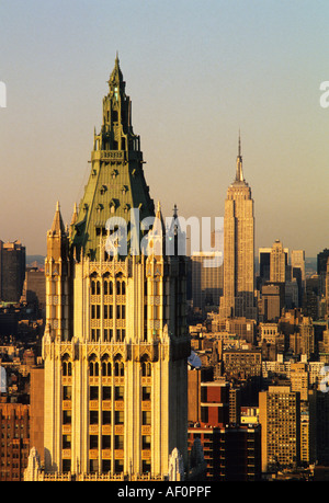 Woolworth Building und das Empire State Building. Erhöhter Blick auf zwei Wolkenkratzertürme aus dem frühen 20.. Jahrhundert. Midtown Manhattan, New York City, USA Stockfoto