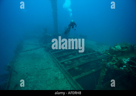 Taucher schwimmt über offene Luke zum Frachtraum des versunkenen Schiff San Francisco Maru Truk Lagoon Chuuk Federated States of Micro Stockfoto