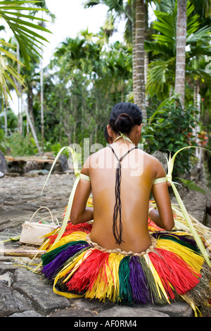 Kaday Dorfbewohner machen Artikel zum Verkauf aus Palmwedeln in einem traditionellen Dorf Yap Stockfoto