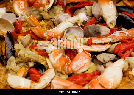 Eine Nahaufnahme der Paella zeigt die vielen Zutaten dieses traditionellen spanischen Gericht Stockfoto