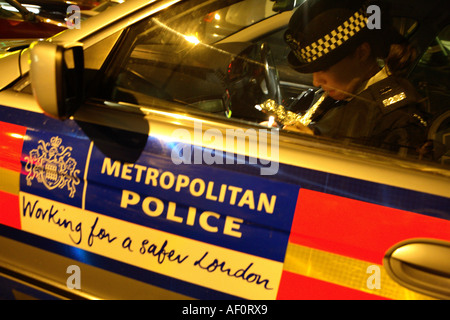 Metropolitanpolizei Frau illegale Drogen in einem Polizeiauto Posed Modell Stockfoto