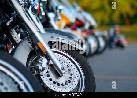 Vorderreifen auf Motorräder geparkt in Folge. Stockfoto