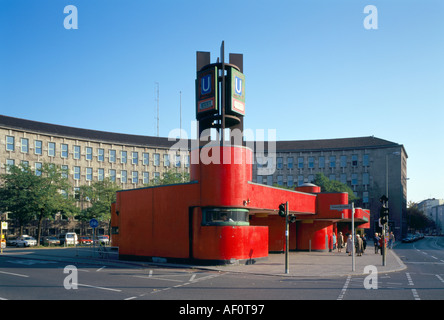 Berlin, U-Bahnstation Fehrbelliner Platz, Dahinter Dienstgebäude des Innensenators Stockfoto