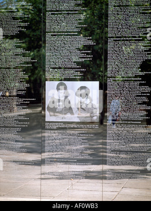 Berlin, Hermann-Ehlers-Platz, Spiegelwand Für Die Jüdischen Bürger von Steglitz Stockfoto