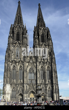 Die berühmten Kölner Dom mit der beeindruckenden Doppel Turmspitzen, gesehen vom Westend Stockfoto