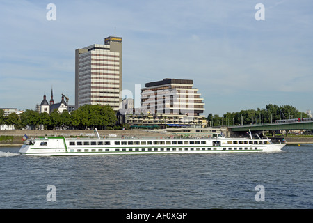 Kreuzfahrtschiff La Boheme Segeln flussaufwärts am Rhein im Zentrum von Köln mit Lufthansa Gebäude als ein zurückfallen Stockfoto