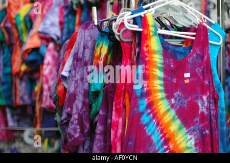 Tie-Dye t-Shirts zum Verkauf auf einer Messe. Stockfoto