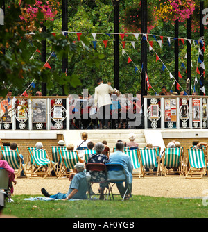 Liegestühle Park Bandstand keine Modellfreigabe erforderlich: Rücken sieht Abstand Ernte also alles unkenntlich Stockfoto