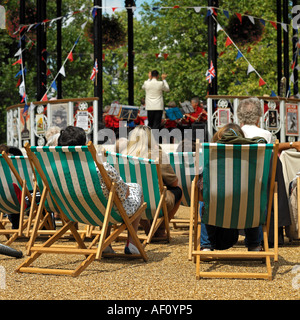 Musikpavillon Konzert in Southwark Park, London SE16 Stockfoto