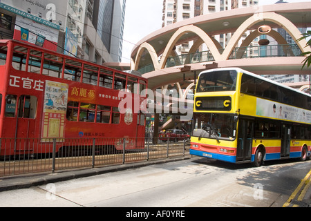 Busse und Straßenbahnen in Causeway Bay, Hong Kong. Verkehrsmittel in Hongkong haben eine entschieden koloniale Atmosphäre. Stockfoto