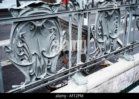 Fahrrad mit Korb angekettet an blauen Metro Geländer Marais, 3. und 4. Arrondissement, Paris, Frankreich Stockfoto