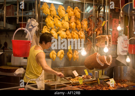 Shop Verkauf gekocht Fleisch einschließlich Ente und Schweinefleisch in Wan Chai lebhafte Lebensmittelmarkt auf Bowrington Straße. Hong Kong. Stockfoto