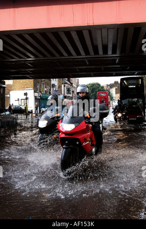 Pendler, die ihren Weg durch Hochwasser nach einem Freak Hagelsturm im Zentrum von London, im Sommer 2007. Stockfoto